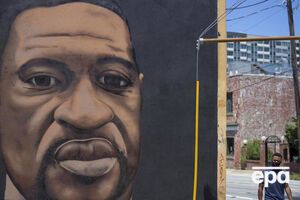 В момент задержания полицейские направляли на Флойда пистолет