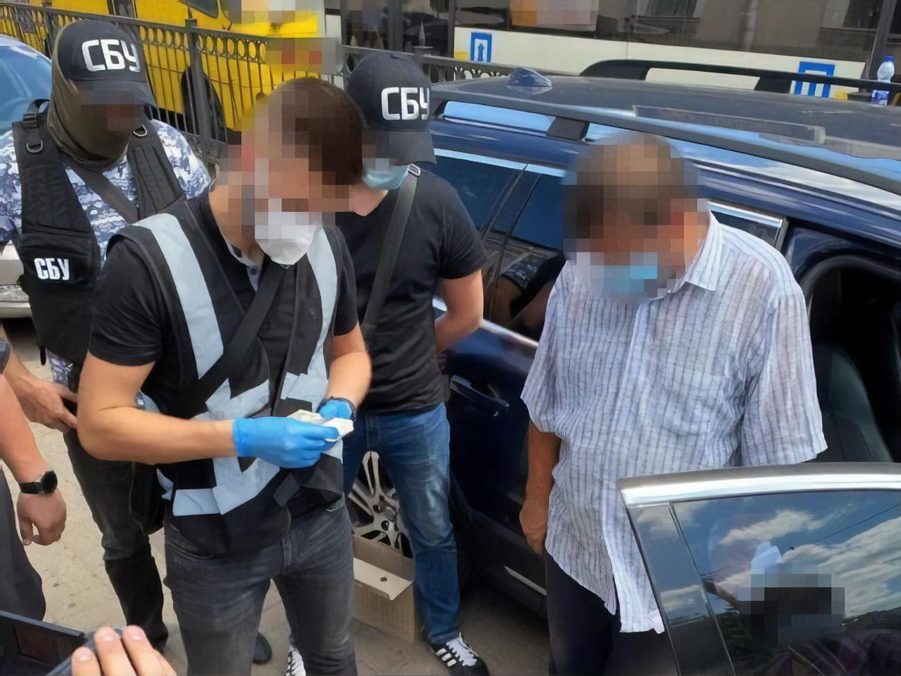 Служащий&nbsp;был задержан в автомобиле заявителя во время получения последней части взятки