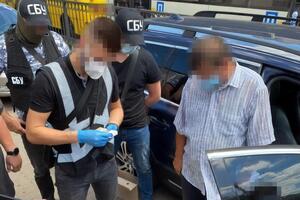 Служащий был задержан в автомобиле заявителя во время получения последней части взятки