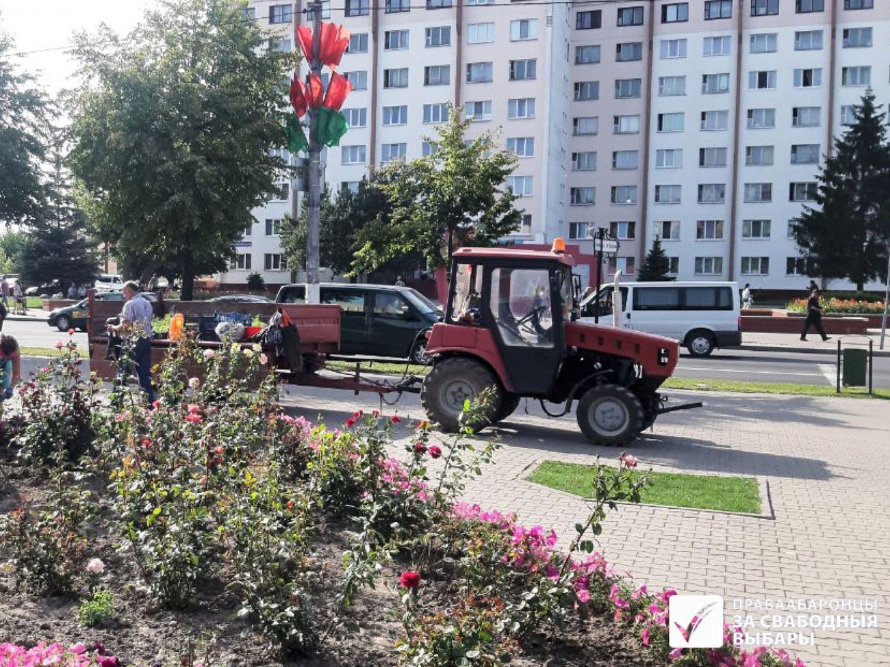 У Слуцьк на мітинг підігнали комунальну техніку