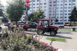 У Слуцьк на мітинг підігнали комунальну техніку