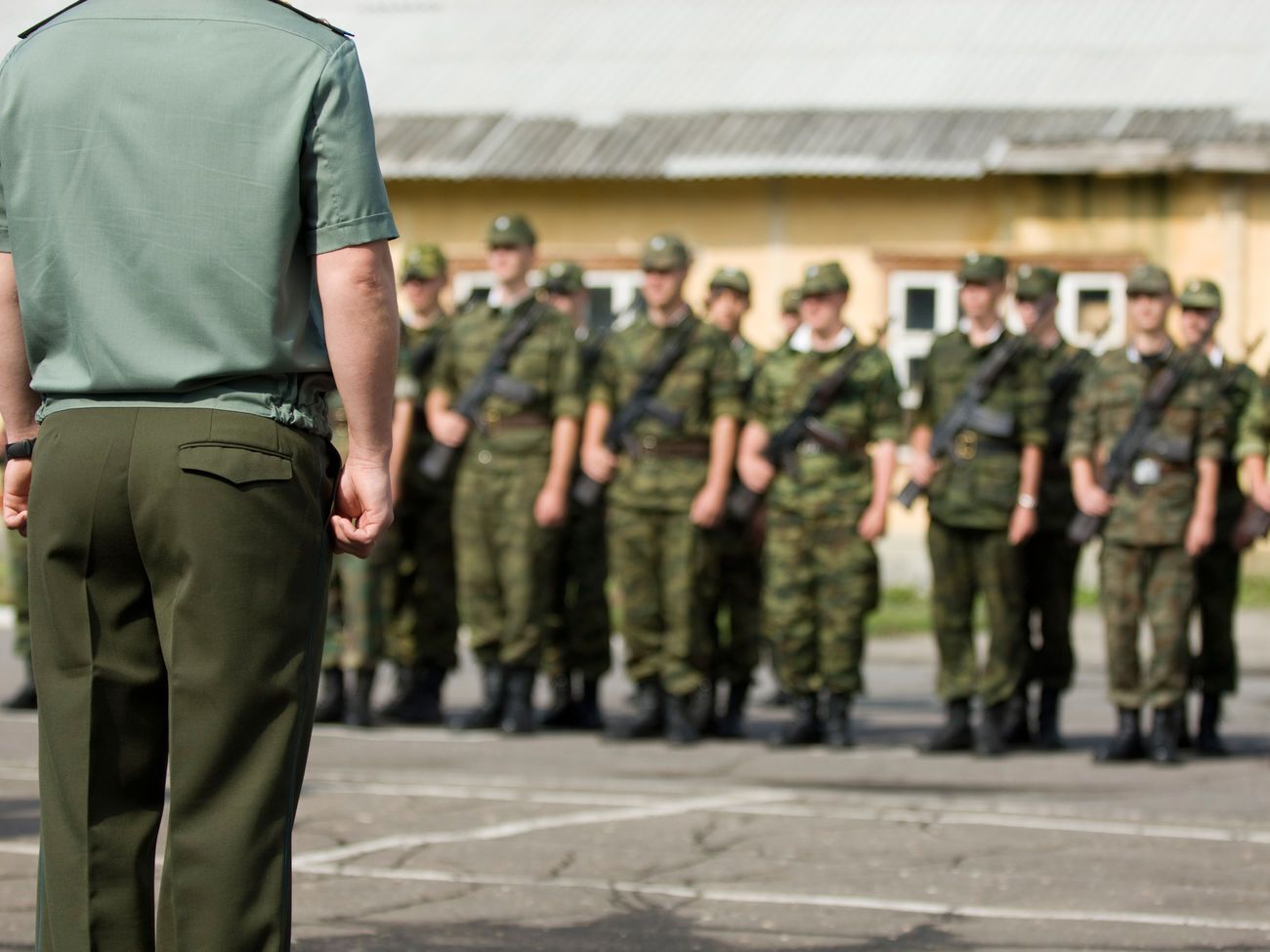 Военные, которые самостоятельно возводили понтонный мост, на место крушения никого не пускают
