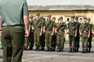 Військові, які самостійно зводили понтонний міст, на місце аварії нікого не пускають