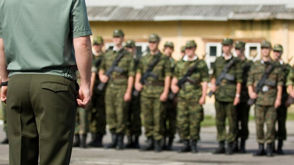 Военные, которые самостоятельно возводили понтонный мост, на место крушения никого не пускают