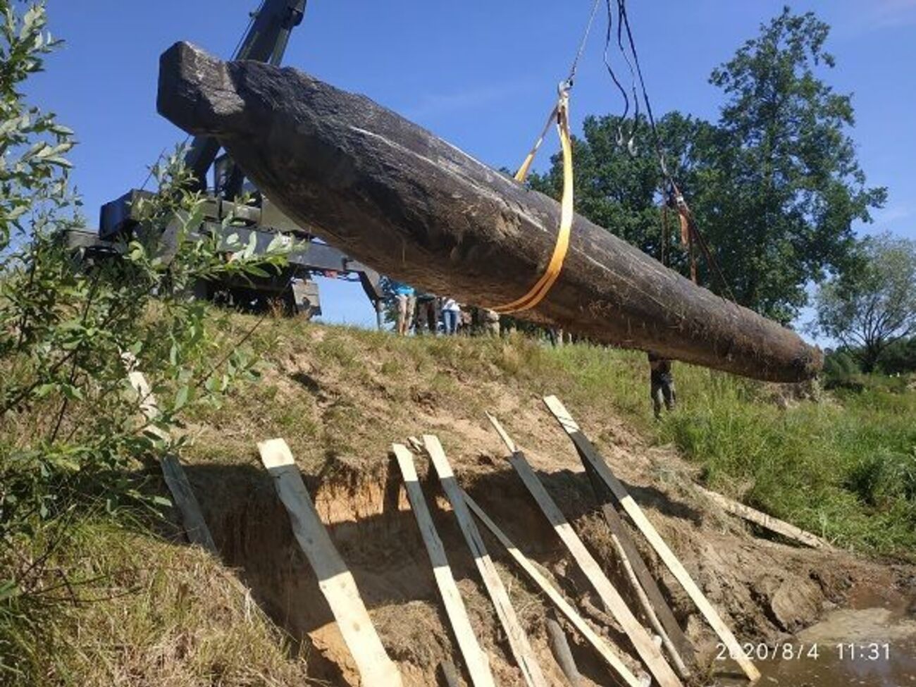 В Житомирской области археологи достали из реки редкую древлянскую лодку. Фоторепортаж