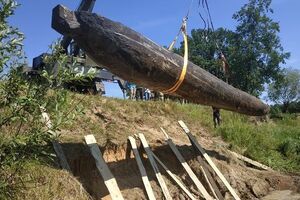 У Житомирській області археологи дістали з річки рідкісний древлянський човен. Фоторепортаж