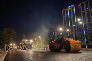 Асфальтировать дорогу можно только ночью, так как днем там оживленное движение