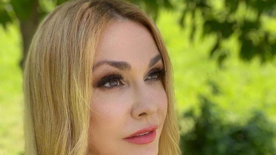 Сумська перетворилася з білявки на рудоволосу за допомогою перуки