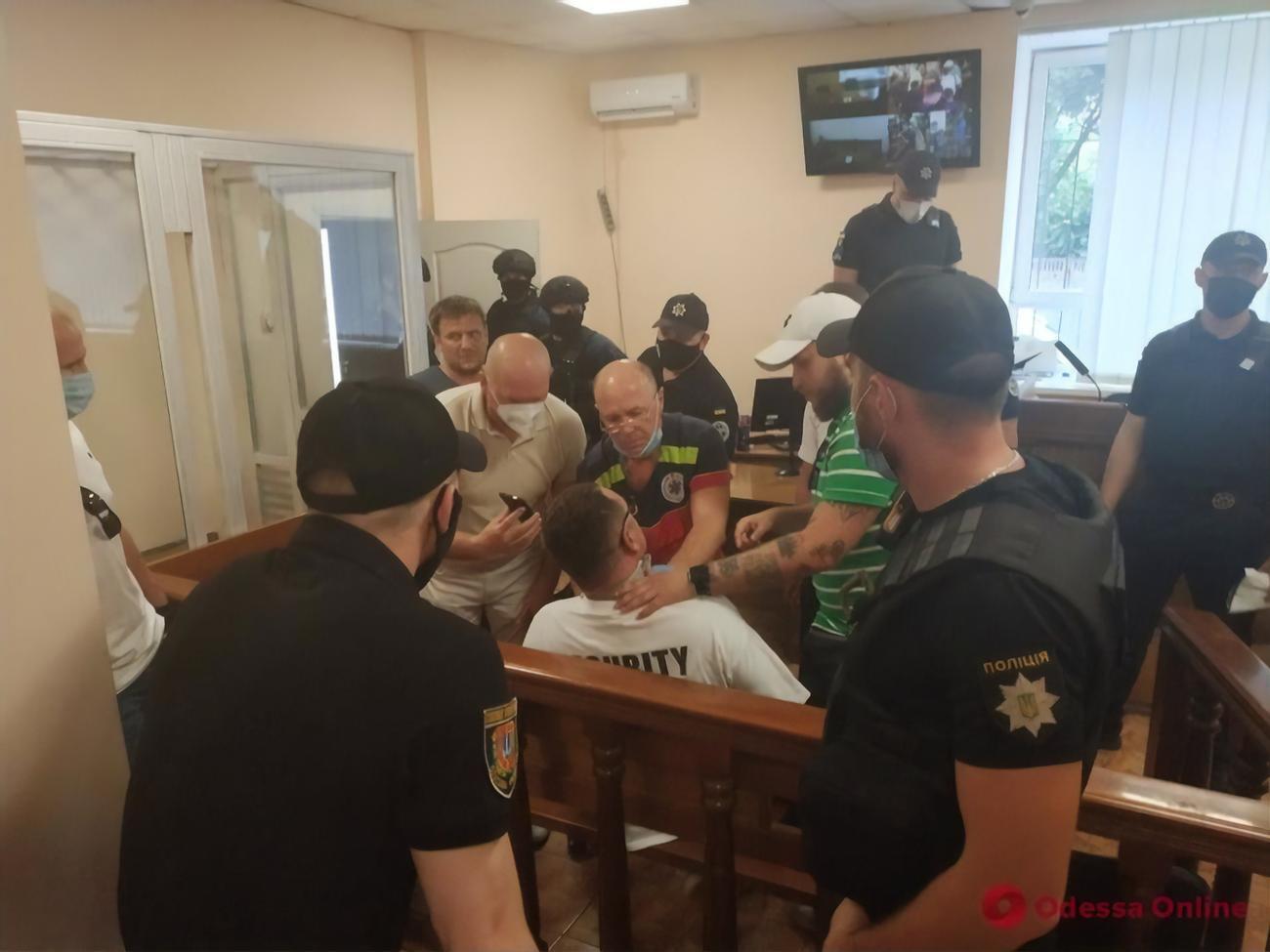 Домбровського (у центрі) заарештували 31 липня