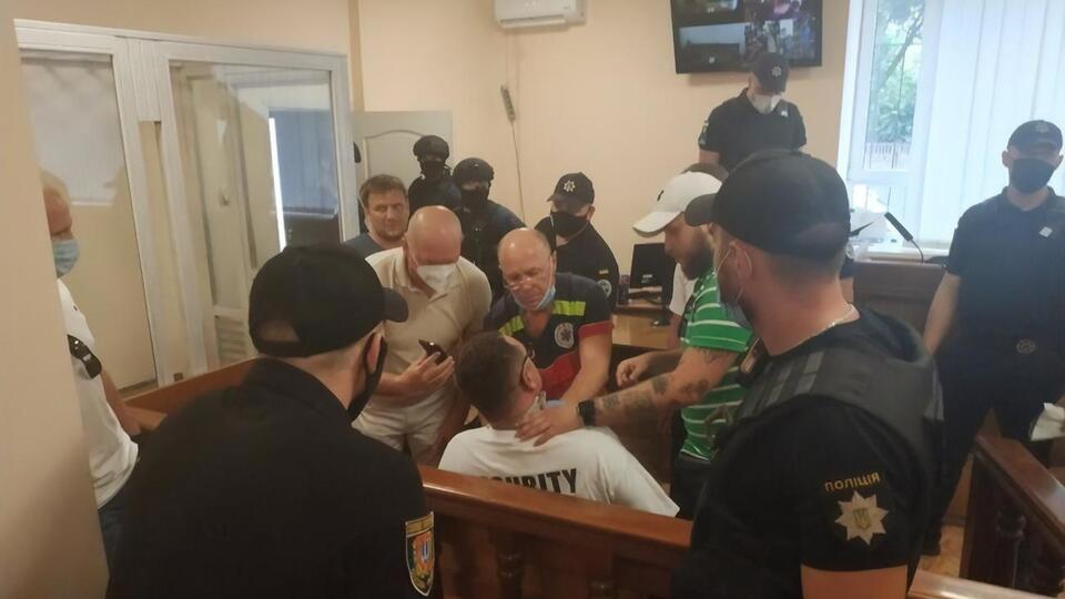 Домбровського (у центрі) заарештували 31 липня