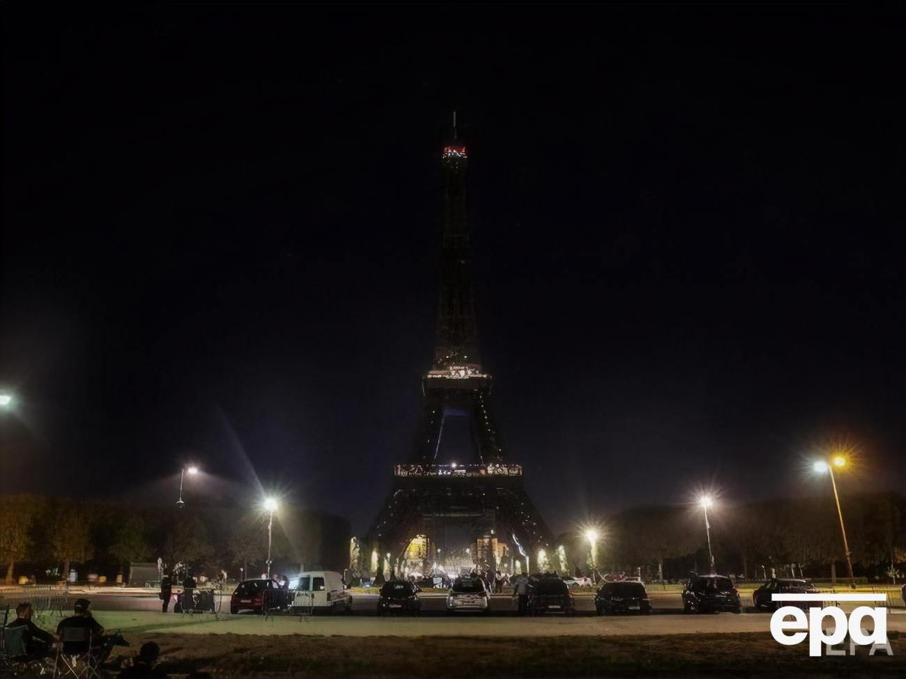 Огни на Эйфелевой башне погасли в полночь
