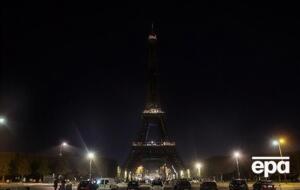 Вогні на Ейфелевій вежі згасли опівночі