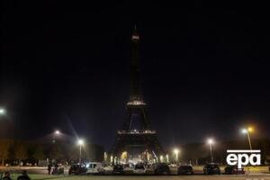 Вогні на Ейфелевій вежі згасли опівночі