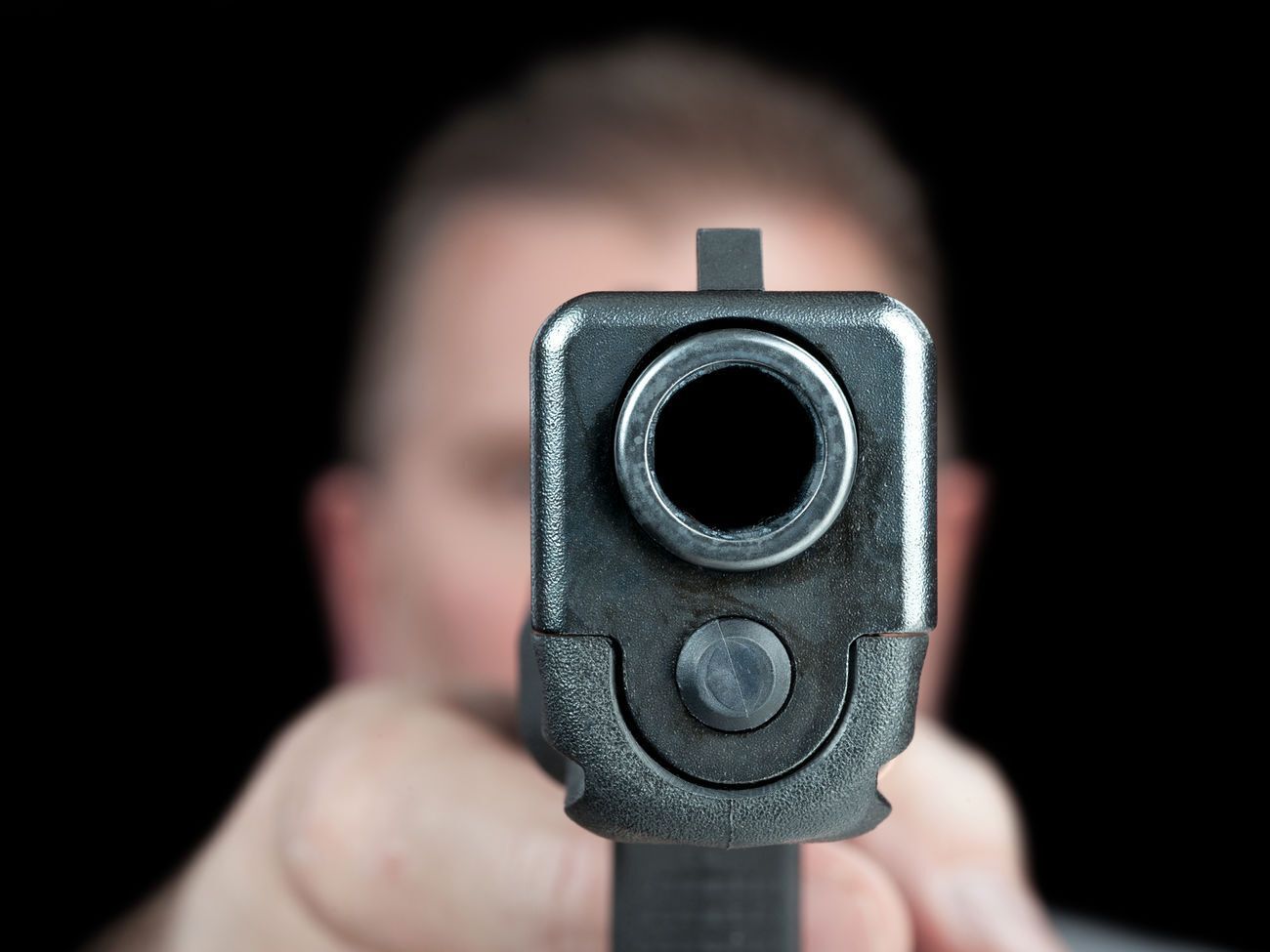 Мужчина ранил 20-летнюю продавщицу