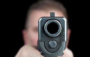 Мужчина ранил 20-летнюю продавщицу