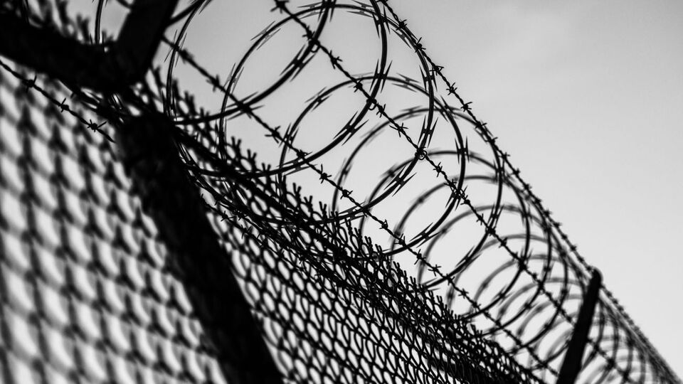 Тюрьмы стоят на больших земельных участках с инженерными сетями