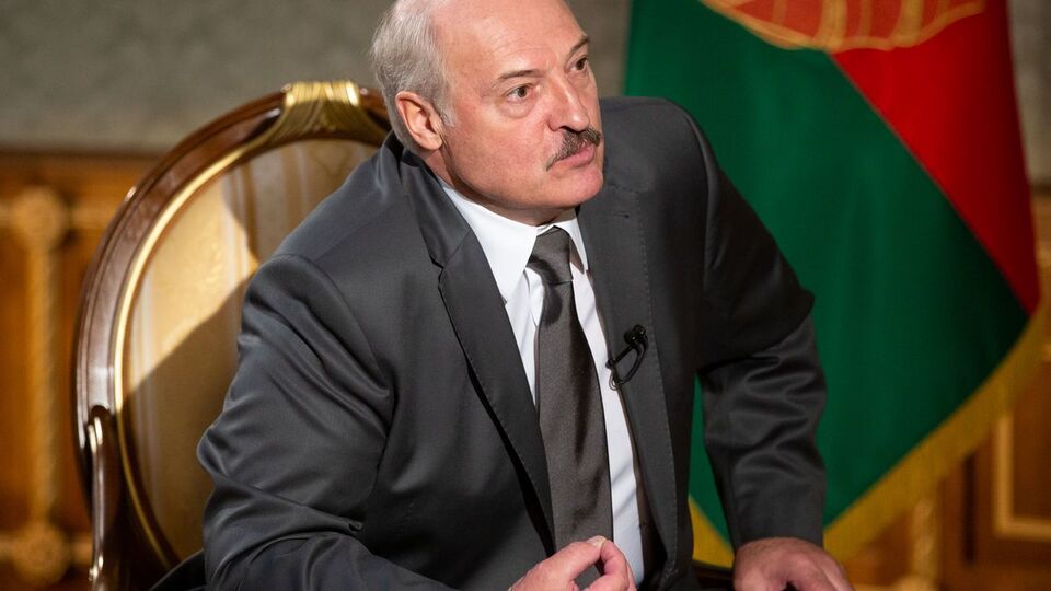 Лукашенко: Путін не буде триматися посинілими руками за владу