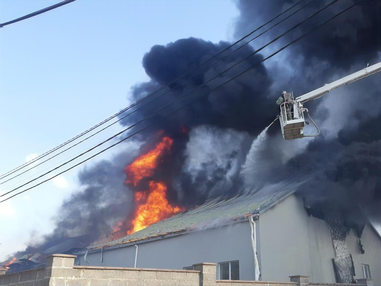 До ліквідації пожежі залучили 68 рятувальників, 16 одиниць спецтехніки та пожежний потяг "Укрзалізниці"