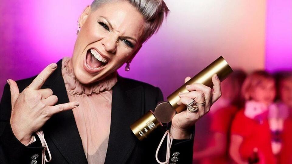 Pink дозволяє дочці експериментувати із зачісками