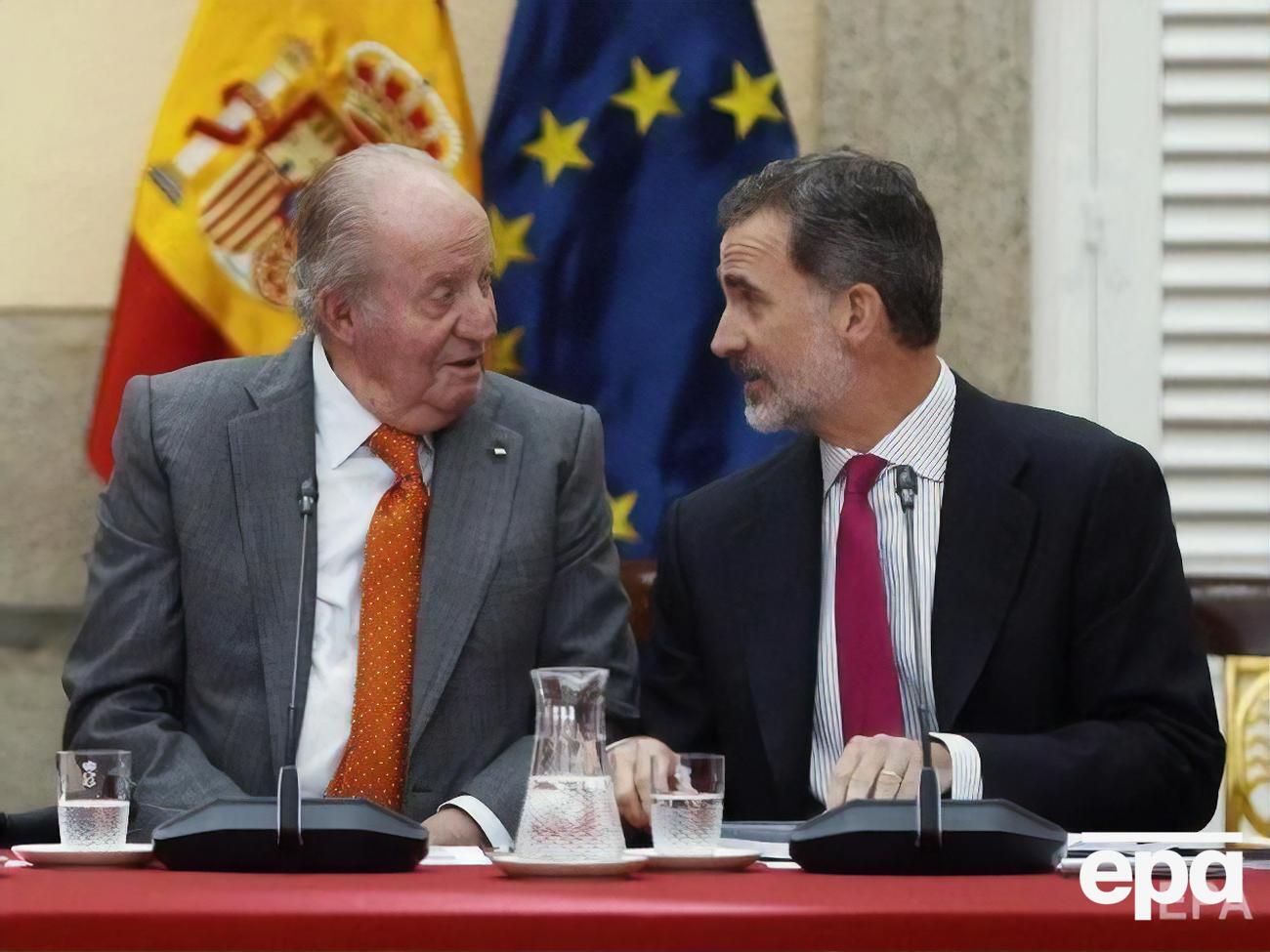 Король Испании Фелипе VI (справа)&nbsp;объявил о намерении лишить своего отца годового пособия