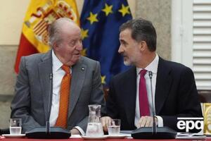 Король Испании Фелипе VI (справа) объявил о намерении лишить своего отца годового пособия