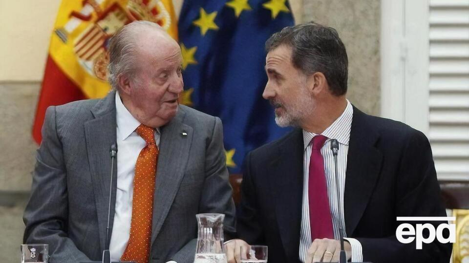 Король Испании Фелипе VI (справа) объявил о намерении лишить своего отца годового пособия