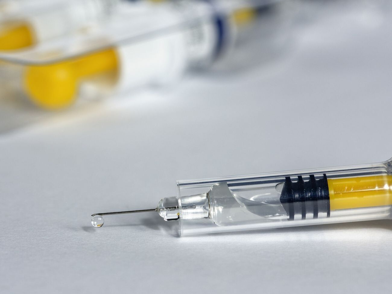 У Росії заявили, що тестують вакцину від коронавірусу на людях