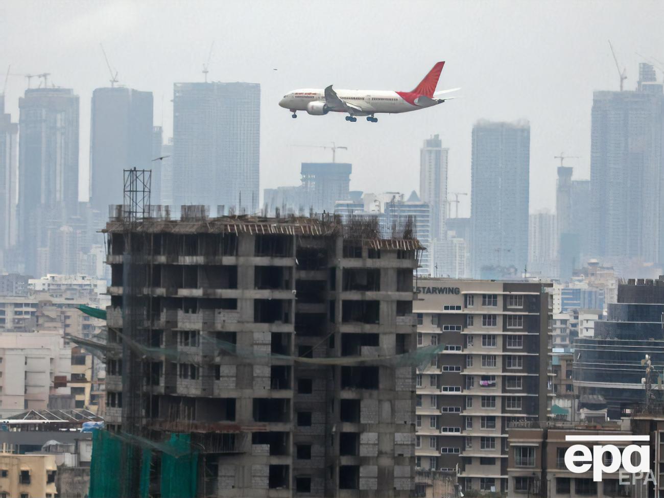 Самолет выкатился за пределы взлетно-посадочной полосы