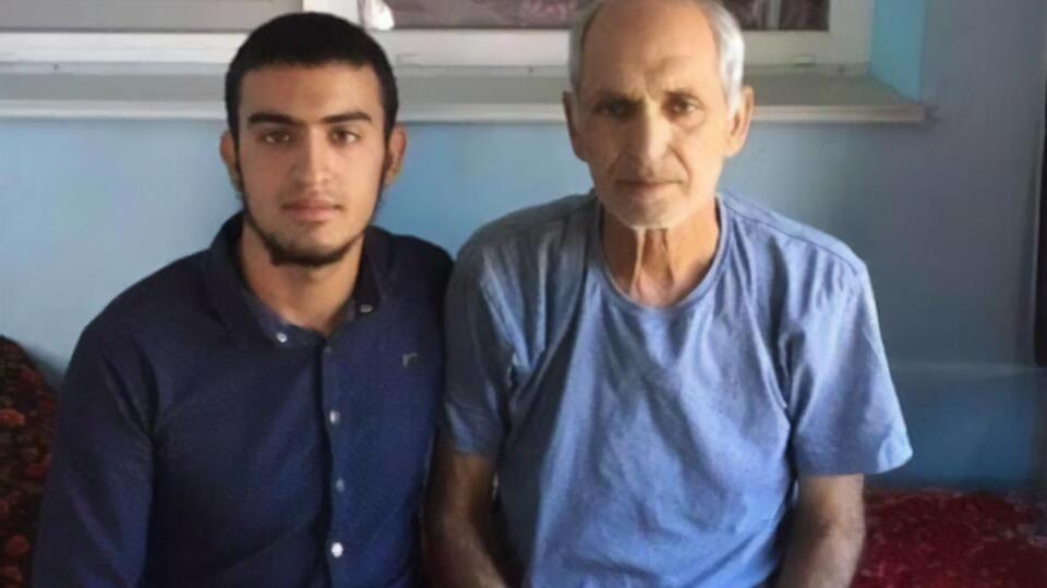 Крымскому татарину было 63 года. На фото он со своим внуком