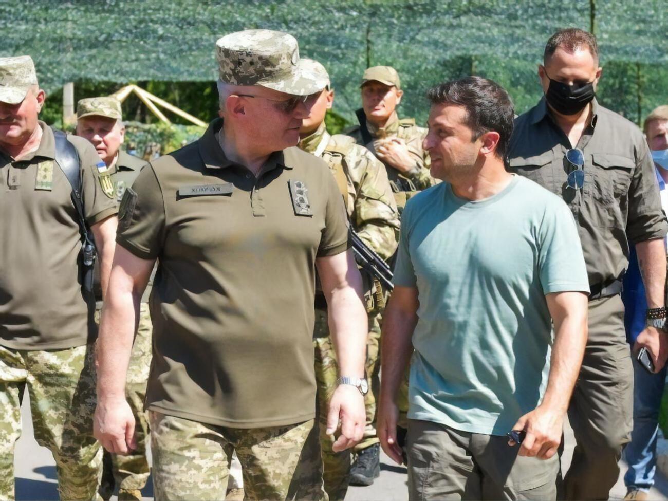 Хомчак (слева от президента Владимира Зеленского) заявил, что раньше одиночные выстрелы не учитывались в сводке штаба ООС