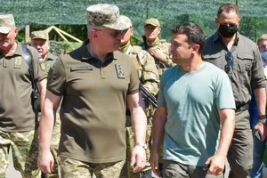 Хомчак (слева от президента Владимира Зеленского) заявил, что раньше одиночные выстрелы не учитывались в сводке штаба ООС