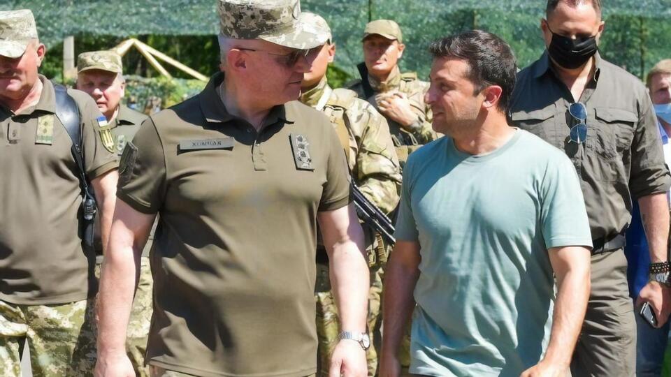 Хомчак (слева от президента Владимира Зеленского) заявил, что раньше одиночные выстрелы не учитывались в сводке штаба ООС