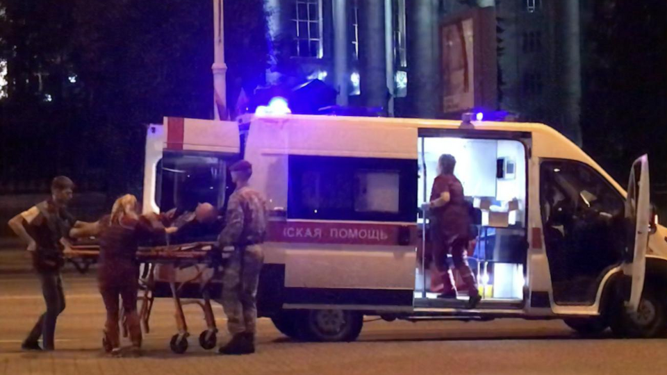 Силовики передали пострадавшего "скорой"