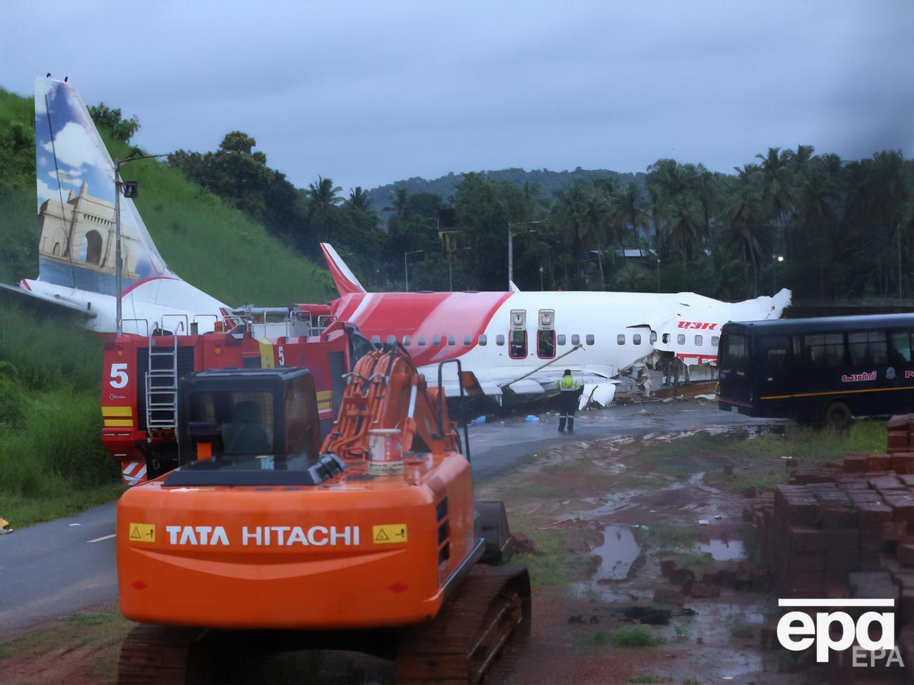 Самолет перелетел посадочную полосу и разломился при приземлении