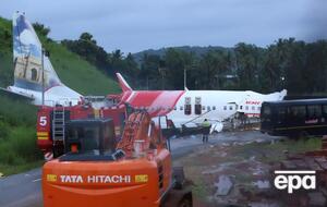 Самолет перелетел посадочную полосу и разломился при приземлении