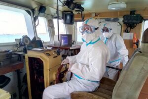 На судно должен прибыть сменный экипаж