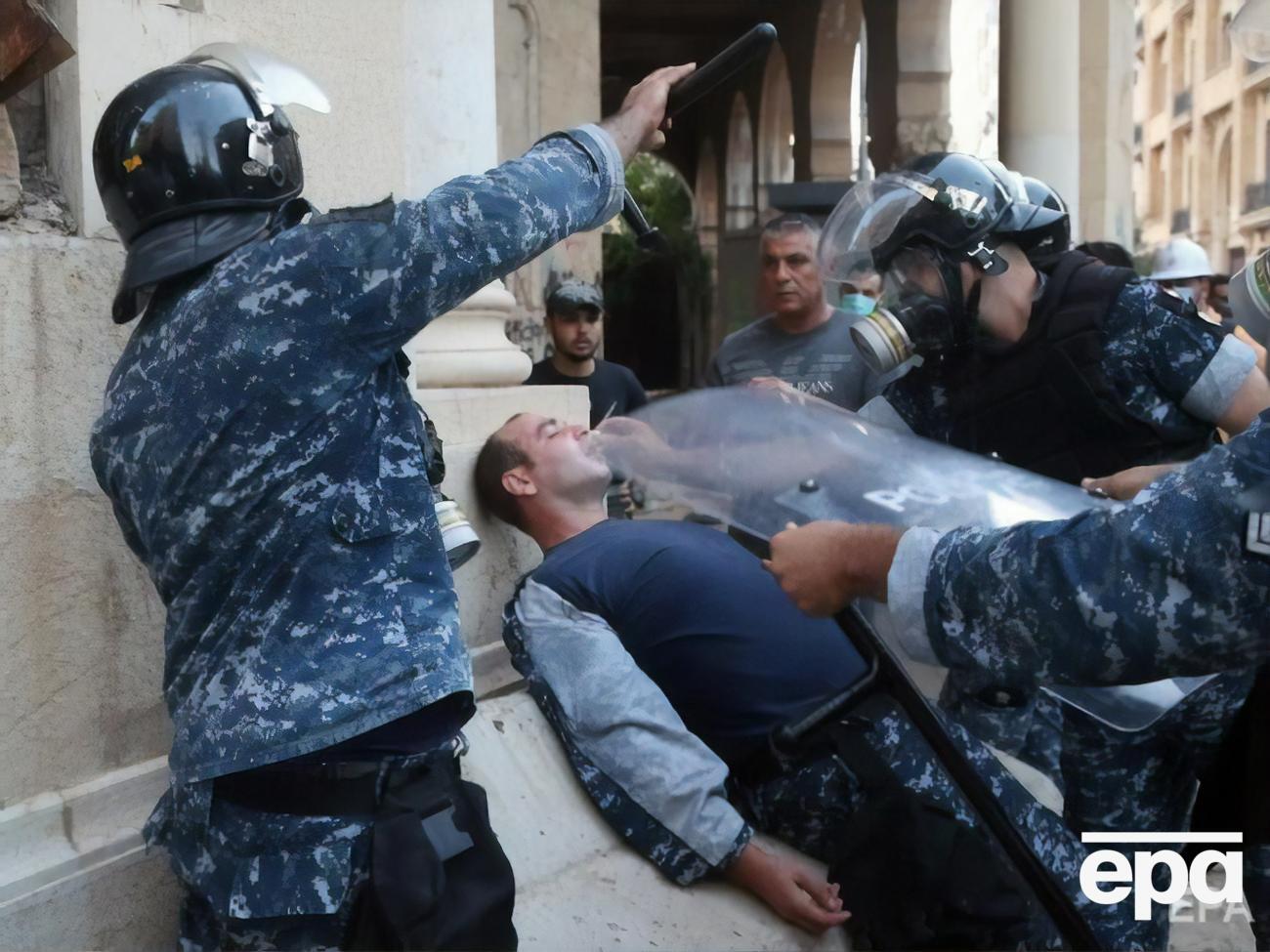 Митингующие попытались прорваться через барьер к зданию парламента