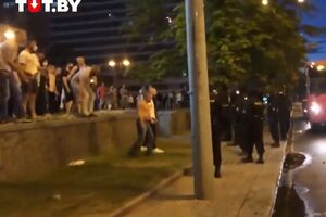 Сначала стороны стояли на удалении