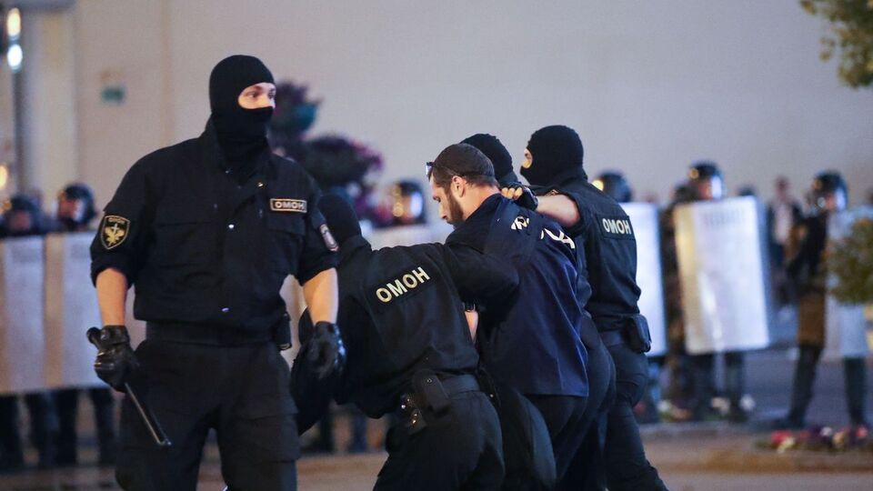 Білоруські ЗМІ повідомляють, що в Мінську сильно побили українського журналіста Мстислава Чернова