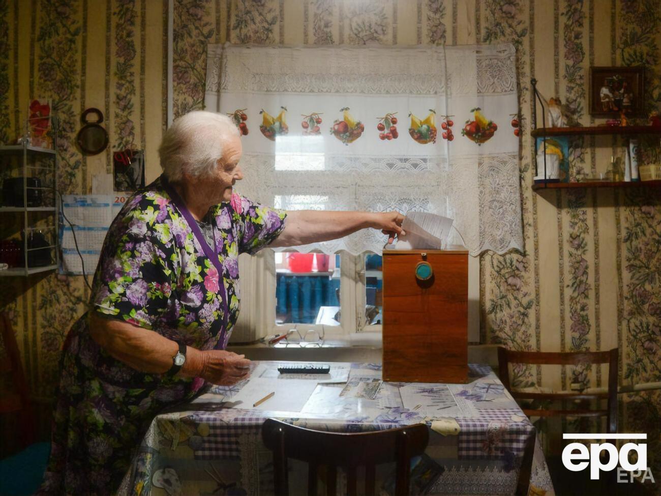 По официальным данным, на выборах президента лидирует Александр Лукашенко с огромным отрывом от Светланы Тихановской, которая занимает второе место