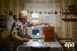 По официальным данным, на выборах президента лидирует Александр Лукашенко с огромным отрывом от Светланы Тихановской, которая занимает второе место