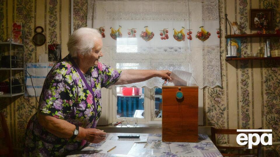 За офіційними даними, на виборах президента лідирує Олександр Лукашенко з величезним відривом від Світлани Тихановської, яка посідає друге місце