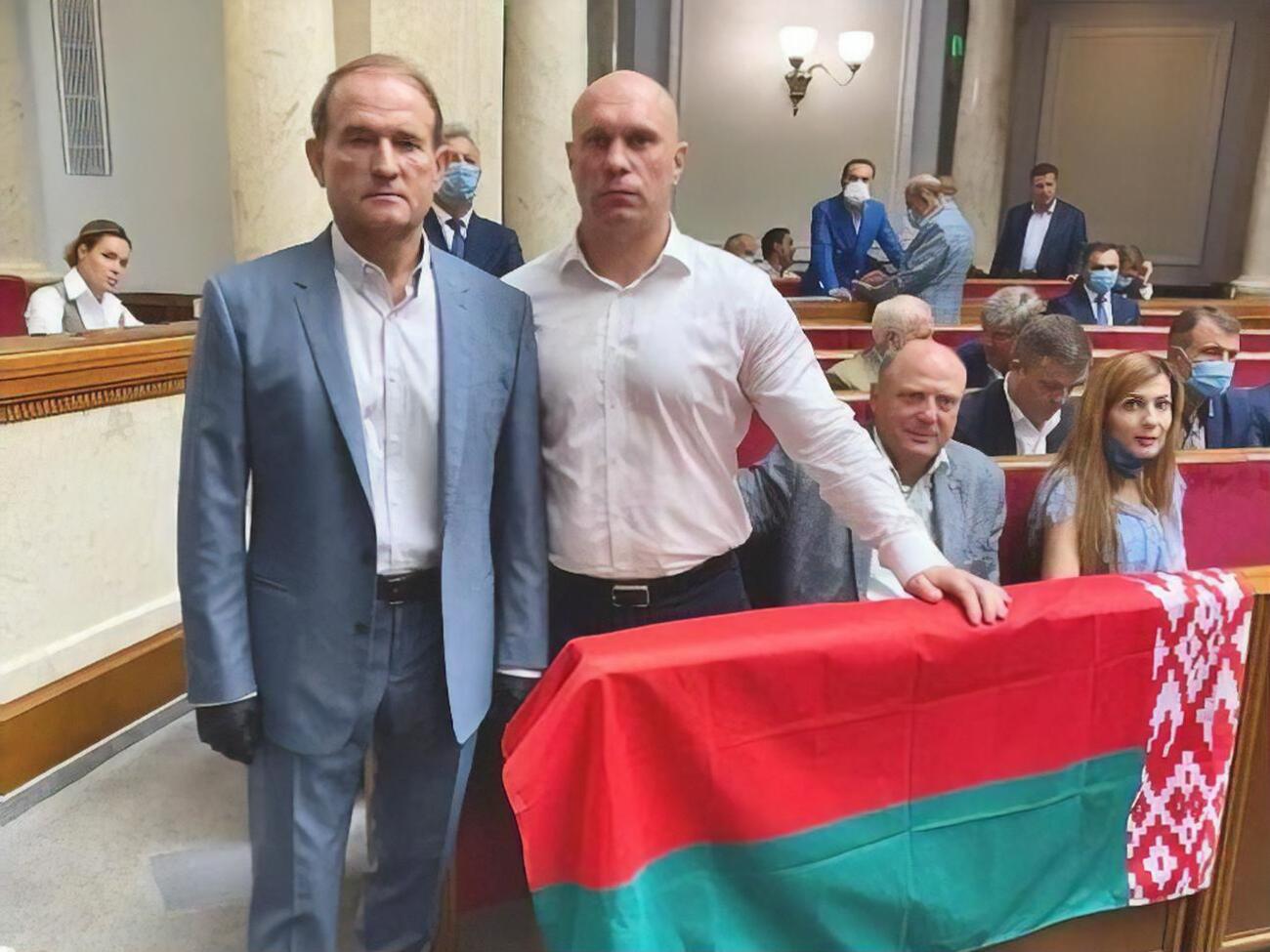 Кива и Медведчук позировали в Раде с государственным флагом Беларуси