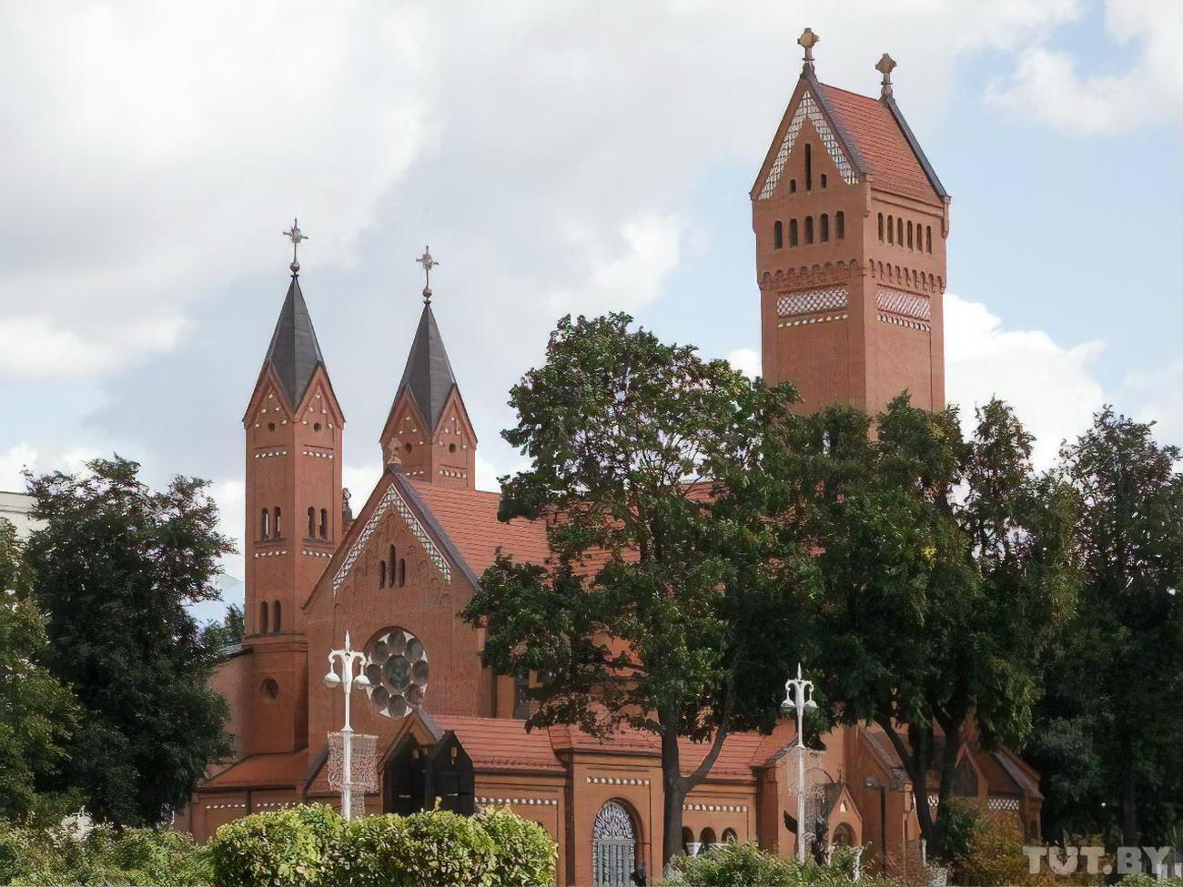 В Минске около 100 человек силовики закрыли в Красном костеле