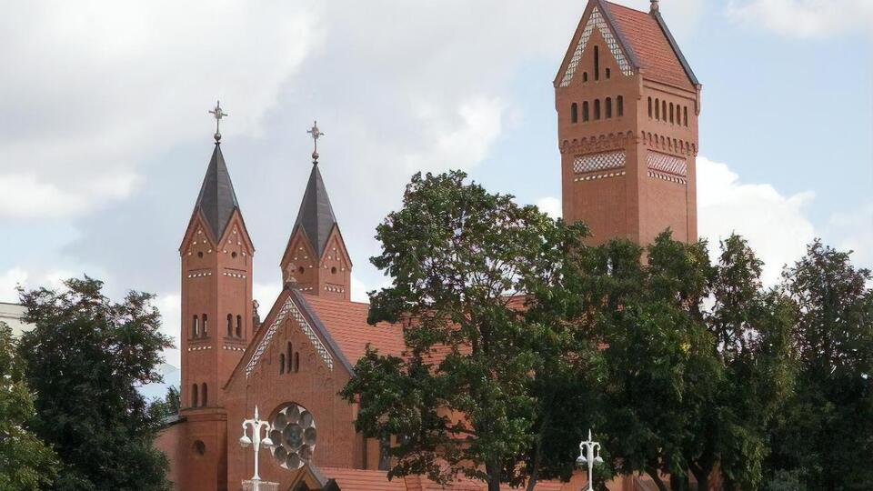 У Мінську приблизно 100 осіб силовики зачинили в Червоному костьолі