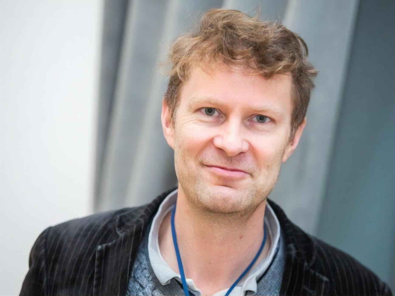 Хардинг: Путин видит Россию окруженной врагами и в состоянии перманентной неофициальной войны