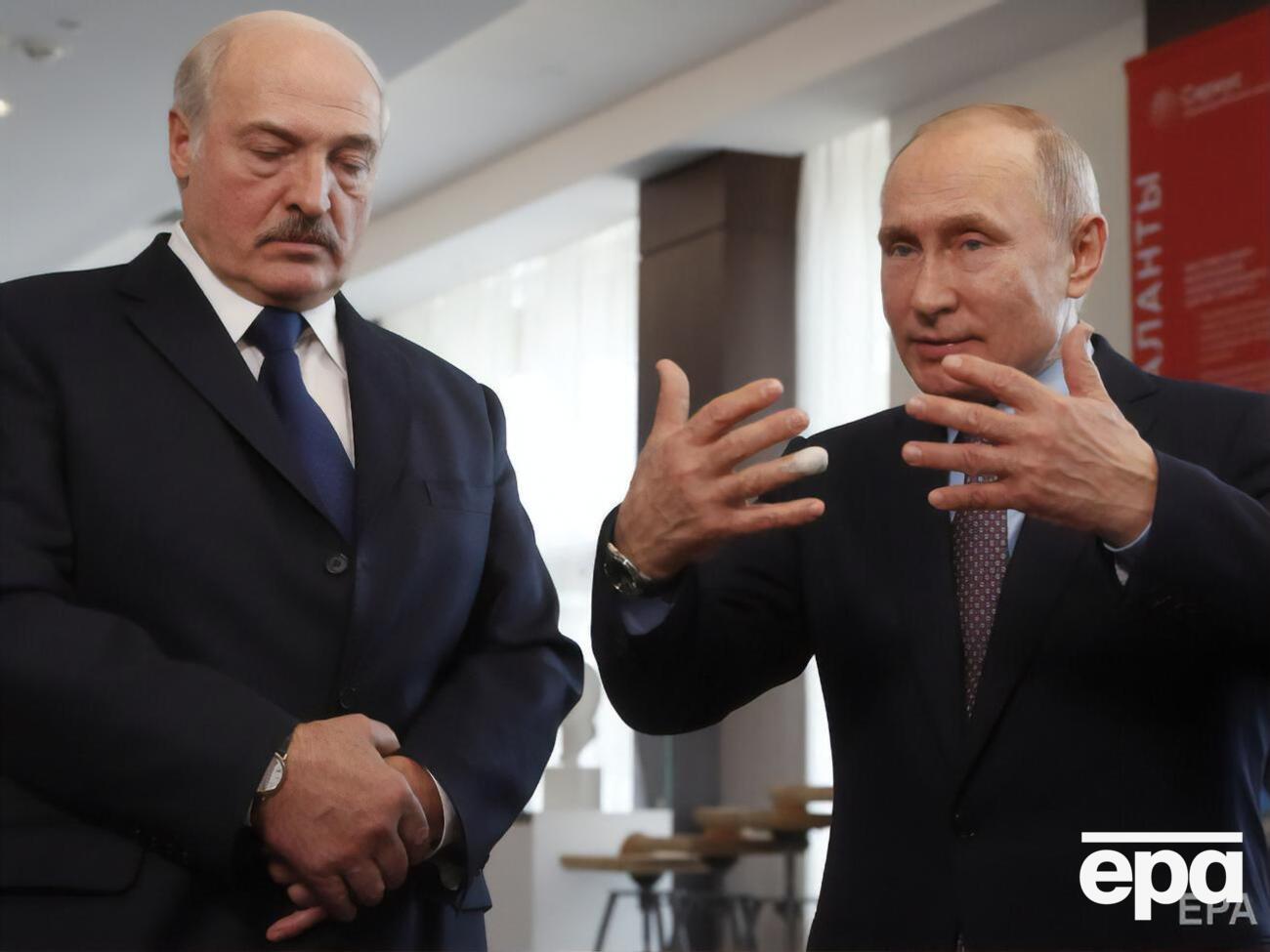 Лукашенко (на фото зліва) анонсував візит до РФ, щоб "розставити крапки над "i" під час перемовин із Путіним