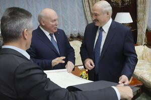 Лукашенко подарили карты в честь его дня рождения