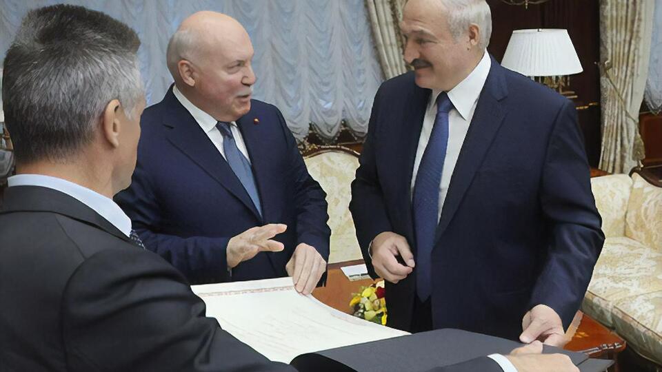 Лукашенку подарували карти на честь його дня народження