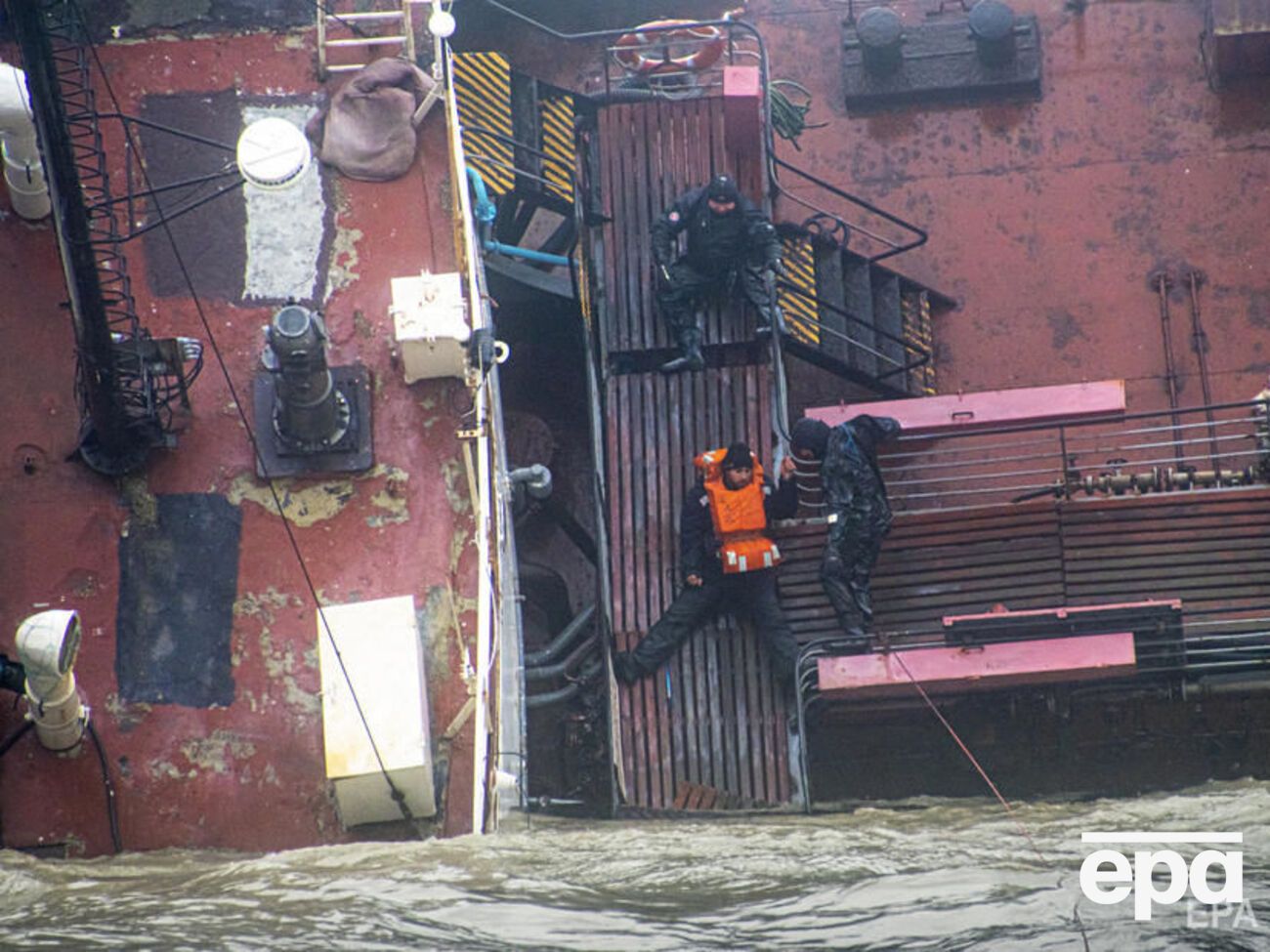 Танкер Delfi затонул возле пляжа в Одессе во время шторма в ноябре 2019 года